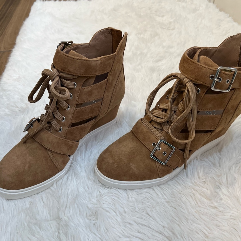 Brown suede wedge sneaker